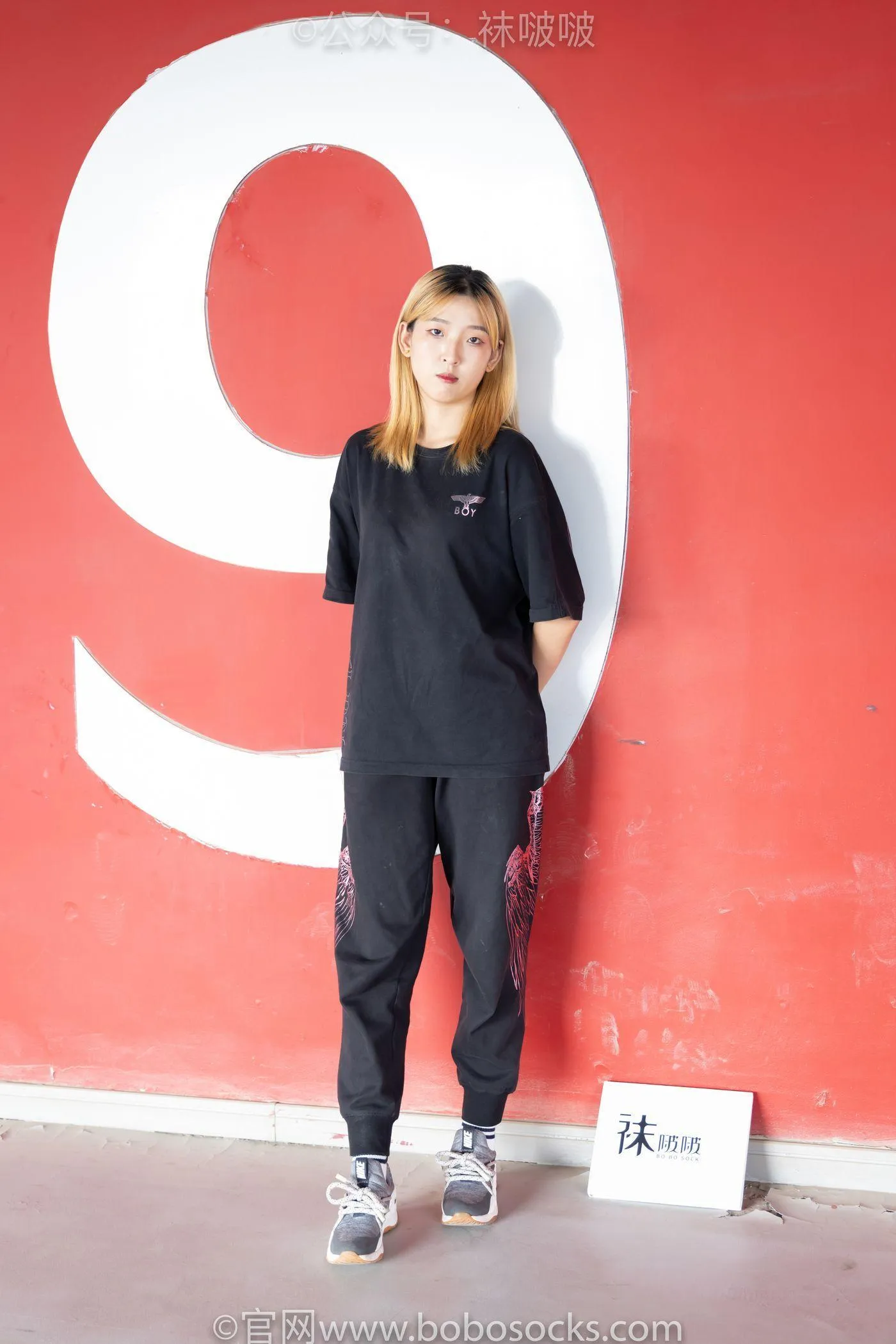 [BoBoSocks袜啵啵]NO.018 木木-运动鞋、白棉袜、裸足 [136P]插图6